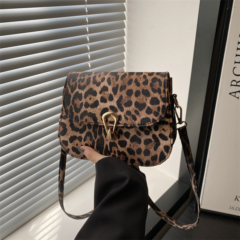 A retro and casual European and American fashion and individuality handbag, a new 2024 trendy leopard print single-shoulder crossbody small square bag full figure