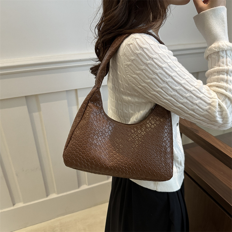 A new retro, casual and fashionable single-shoulder bag for women with a large capacity of woven diamond-patterned commuting dumplings Specification drawing