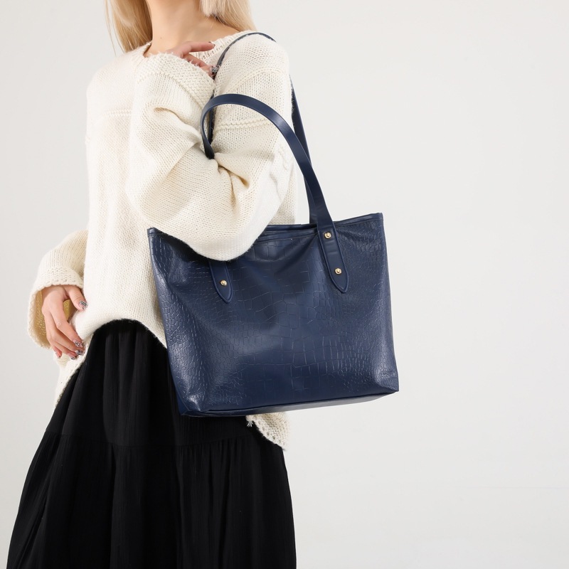 European and American trend large-capacity 2024 casual retro autumn new trendy and fashionable commuter hand-held tote bag for women Application Scenario
