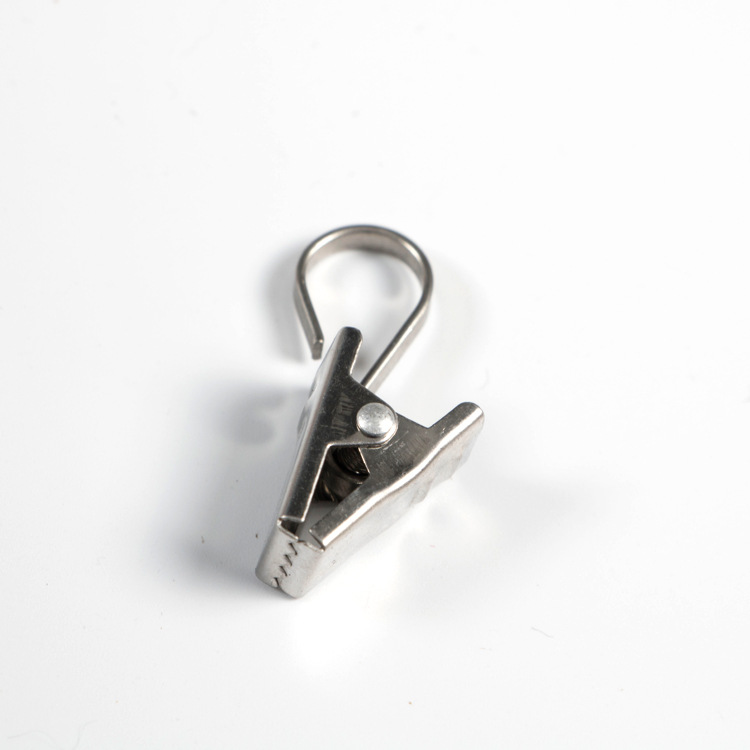 Factory wholesale of curtain clips in stock, stainless steel metal flat hooks, nickel-colored hooks, thickened toothed curtain clips Application Scenario