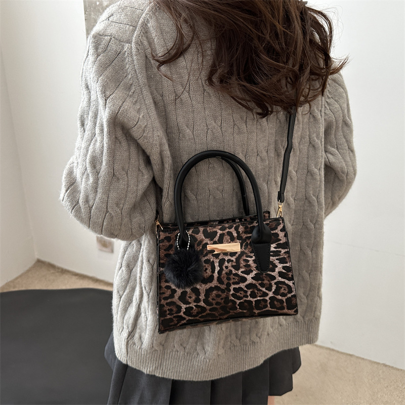A new cross-border fashion leopard print single-shoulder bag for women in the 2024 autumn and winter season, featuring a stylish and large-capacity commuting crossbody bag details Picture