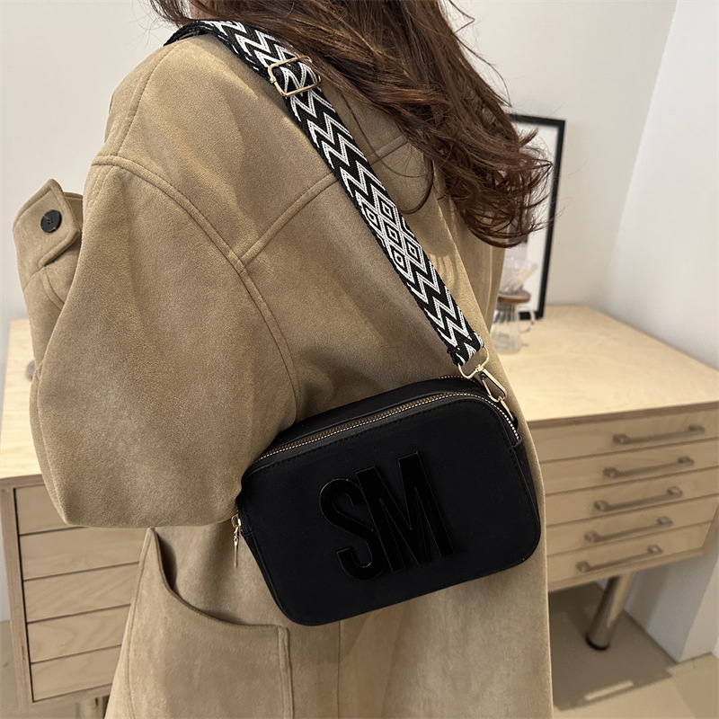 Cross-border quality camera bag for women 2025 Trendy fashion single-shoulder bag Wide shoulder strap crossbody bag Versatile casual small square bag Specification drawing