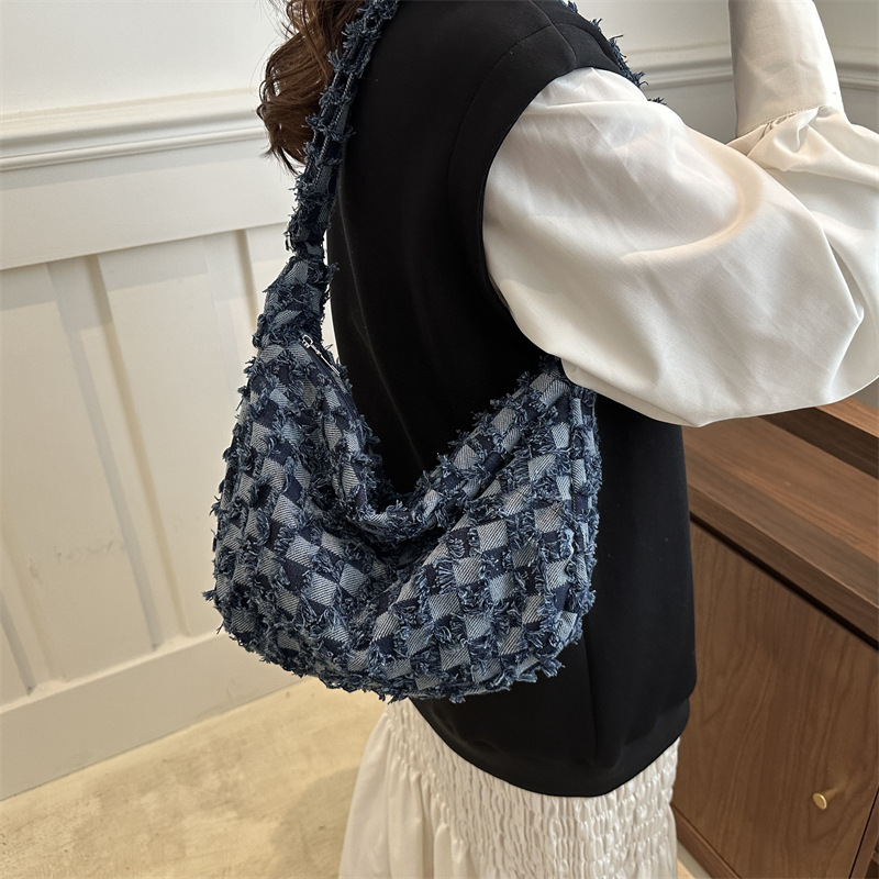 Fringed denim bag with a unique design sense for women, underarm bag with a high-end texture, single-shoulder crossbody bag, hand-held dumpling bag details Picture