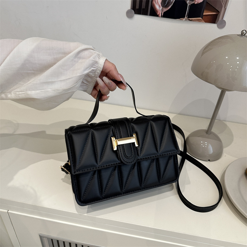 The new Korean version of the women's single-shoulder bag features a unique design. The underarm bag exudes a sense of high-end sophistication. It is a fashionable PU hand-held small square bag for women full figure