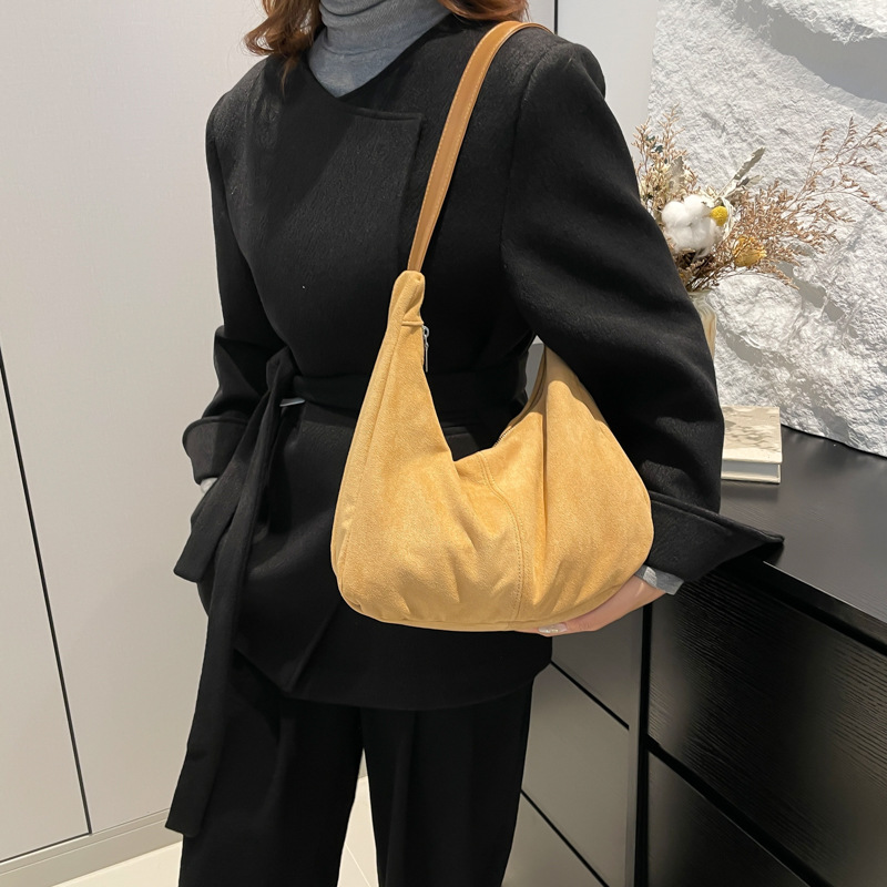 The 2024 new style of popular bags this year: women's soft-faced winter large-capacity commuter single-shoulder bag, matte crossbody bag for women details Picture