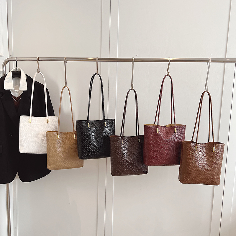 A new winter 2024 fashion, versatile, retro, high-end, niche, large-capacity single-shoulder, crossbody tote women's bag Application Scenario
