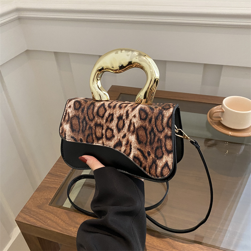 2024 New European and American fashion leopard print crossbody bag, unique, trendy, retro texture hand-held small square bag, hot girl bag full figure