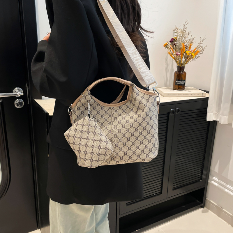 European and American style commuting personalized tote bag 2025 Spring New style, elegant and niche design, single-shoulder armpit bag details Picture