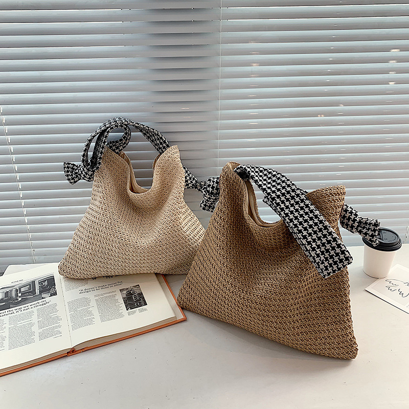 2024 New autumn fashion casual single-shoulder bag, straw woven bag, women's forest-style hand-woven bag, large-capacity beach bag Application Scenario
