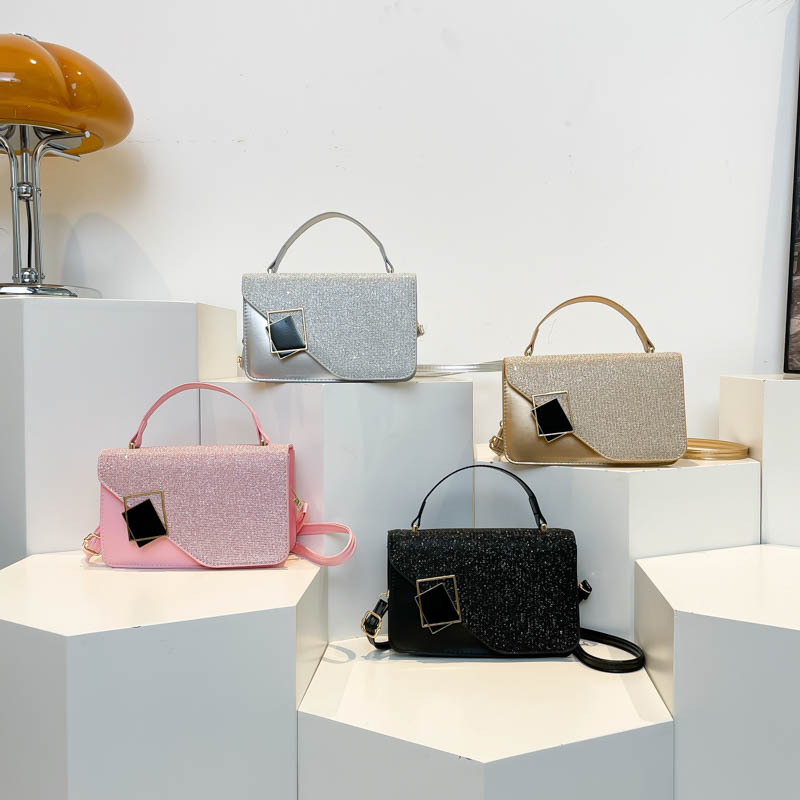 A retro, fashionable and high-end texture handbag, a new trendy crossbody bag for urban commuting in 2025 Application Scenario