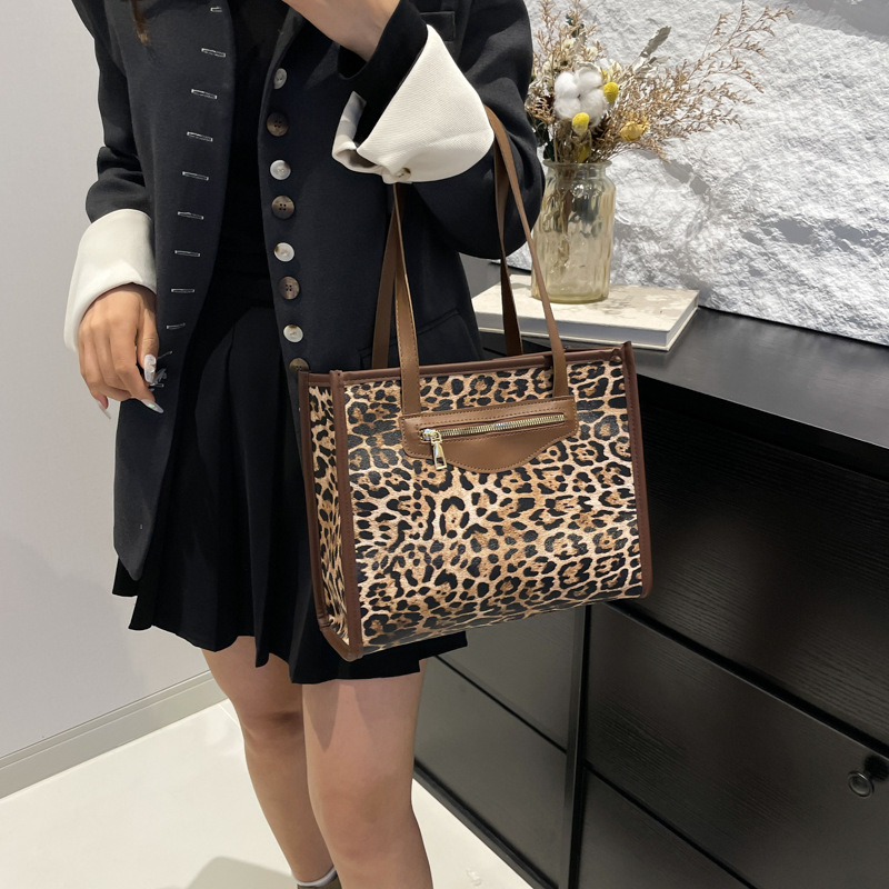 Fashionable leopard print handbag for women, large-capacity 2024 autumn/winter new trendy tote bag, commuting quality crossbody bag details Picture