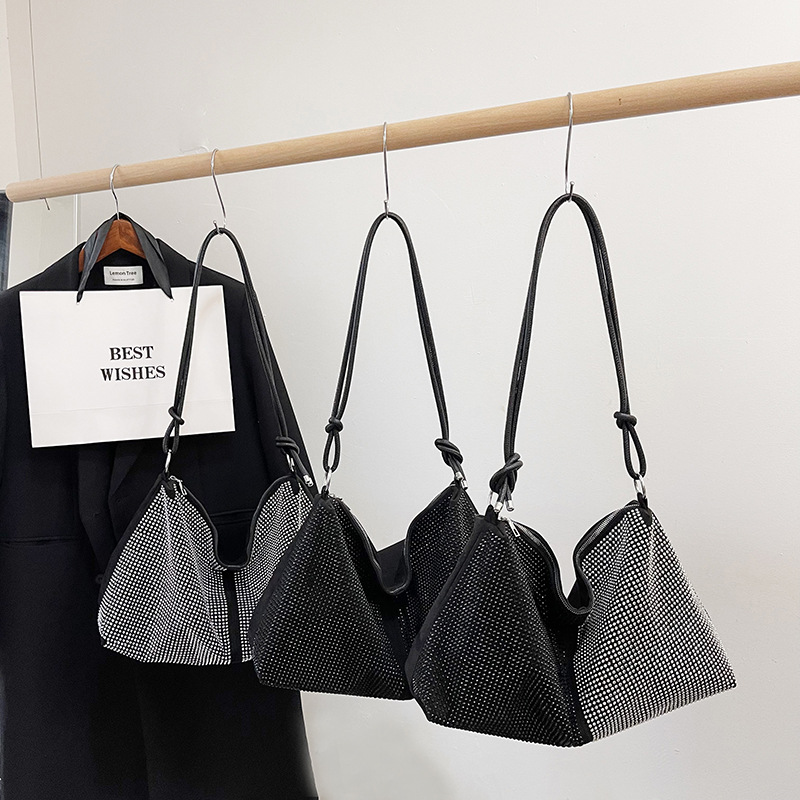 Personalized large-capacity shiny diamond women's bag 2024 new style simple and fashionable single-shoulder crossbody textured and stylish tote bag Application Scenario