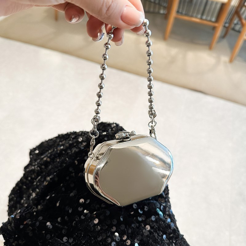 2025 New cross-border metal mini bag, zinc alloy small round bag, single-shoulder crossbody fashionable mouth red envelope makeup small bag Application Scenario