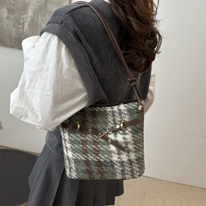 The 2024 new cross-border women's bag is a trendy, casual and retro bucket bag with a fashionable and simple color contrast and is a single-shoulder crossbody bag details Picture