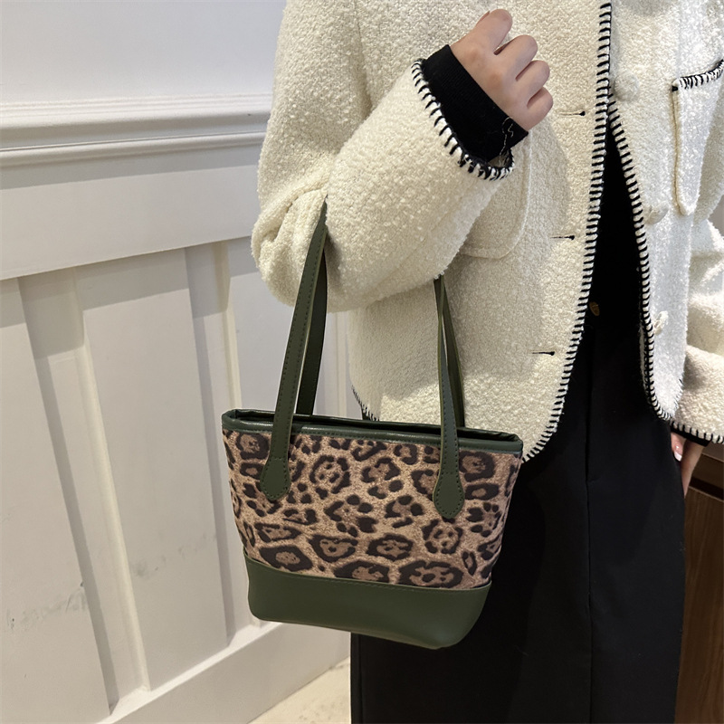 New fashionable single-shoulder bag, cross-border leopard print bag, women's winter Korean style simple crossbody bag, commuting bucket bag for women details Picture
