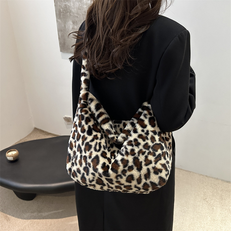 Flower single-shoulder furry bag Autumn and winter new ins trendy niche handbag, single-shoulder Korean-style cool tote bag details Picture