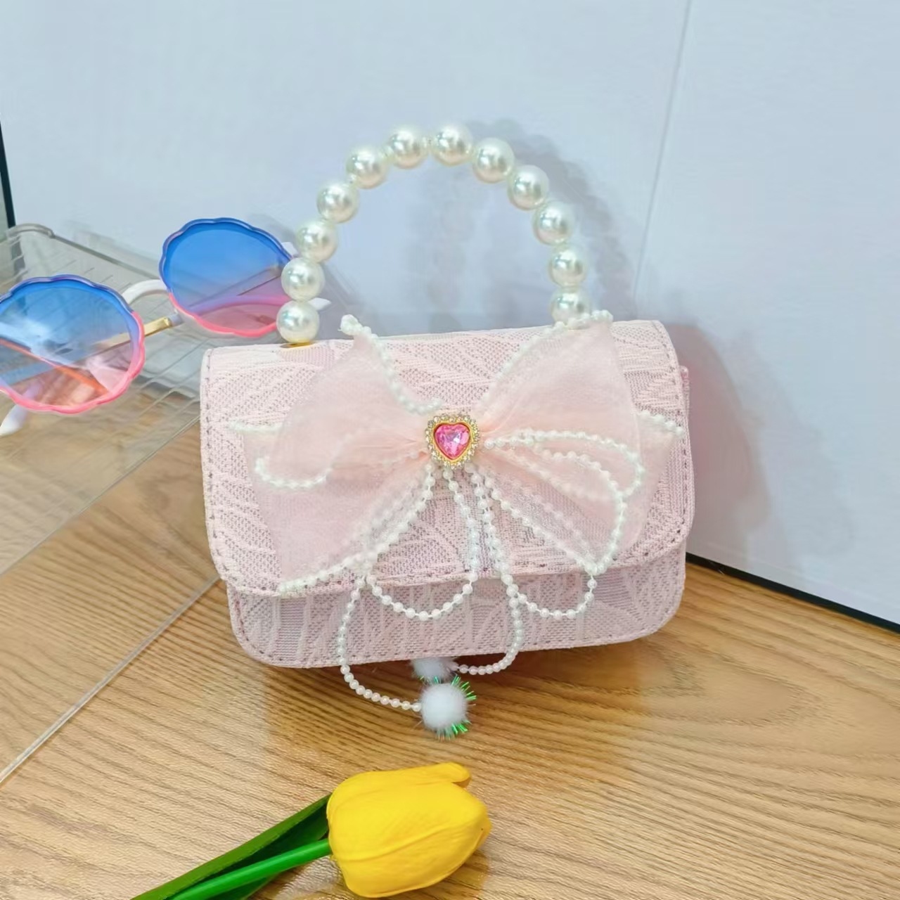 Bow princess bag, pearl handbag, chain crossbody bag, girls' single-shoulder bag, chanel-style children's bag, accessory bag Application Scenario