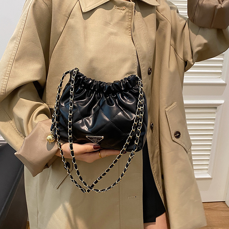 Soft surface commuter large capacity pleated 2024 winter new style diamond-patterned embroidered chain fashionable single-shoulder bucket tote bag Specification drawing
