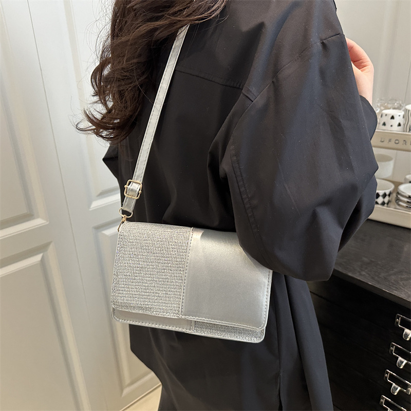 The new spring and summer style of the simple design and bright bread bag is simple and fashionable. It is a small square bag for women to carry diagonally on one shoulder details Picture