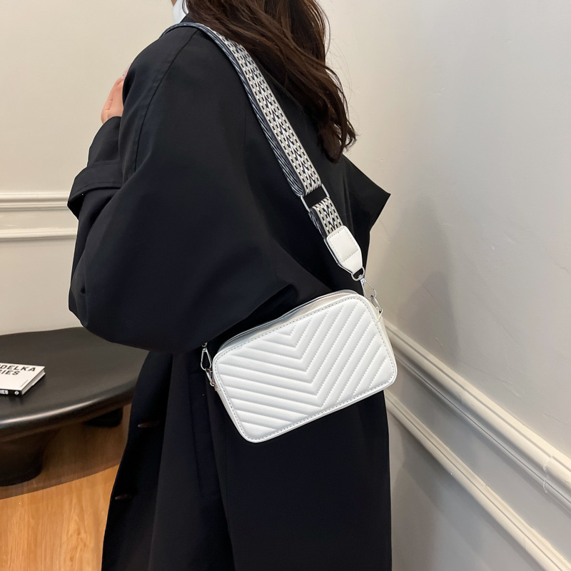 Solid color fashionable stitching, trendy solid color 2024 diamond-shaped new winter wide shoulder strap women's crossbody single-shoulder small square bag Specification drawing