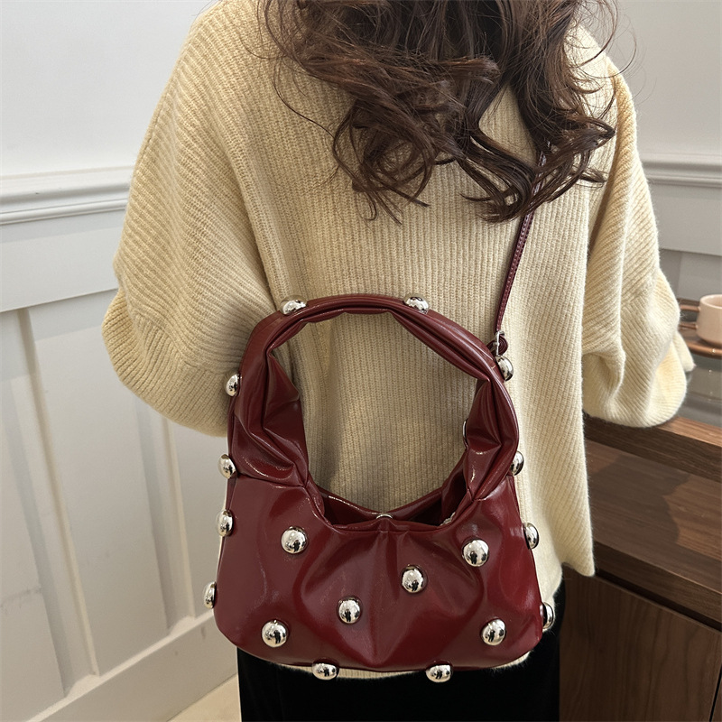 Cross-border fashion riveted women's single-shoulder underarm bag for women 2025 Spring new versatile crossbody crescent-shaped bag Specification drawing