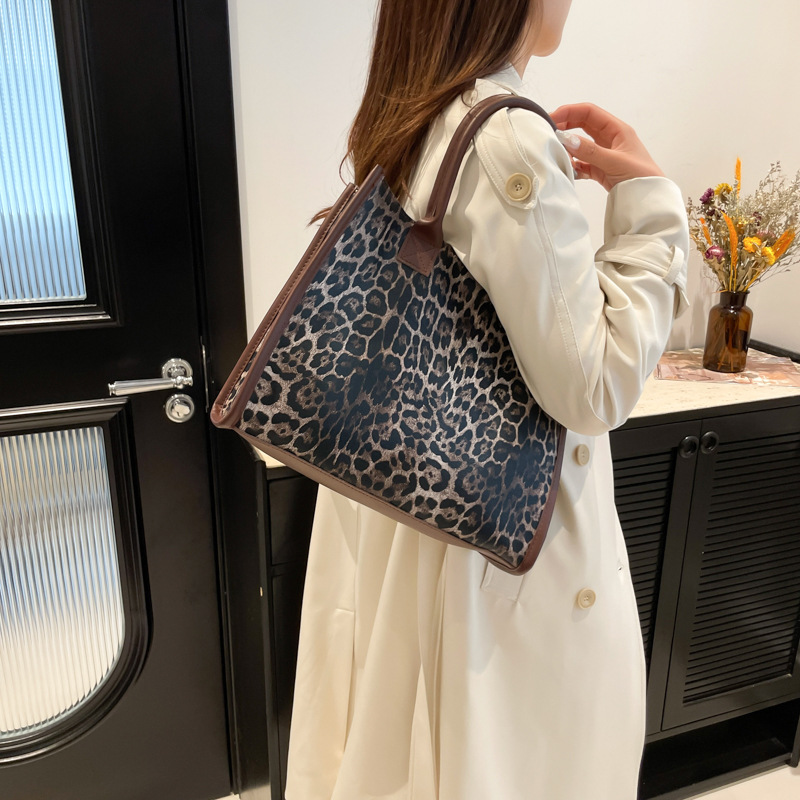 A versatile leopard print single-shoulder underarm bag and a large-capacity commuter tote handbag for women in winter 2024 details Picture