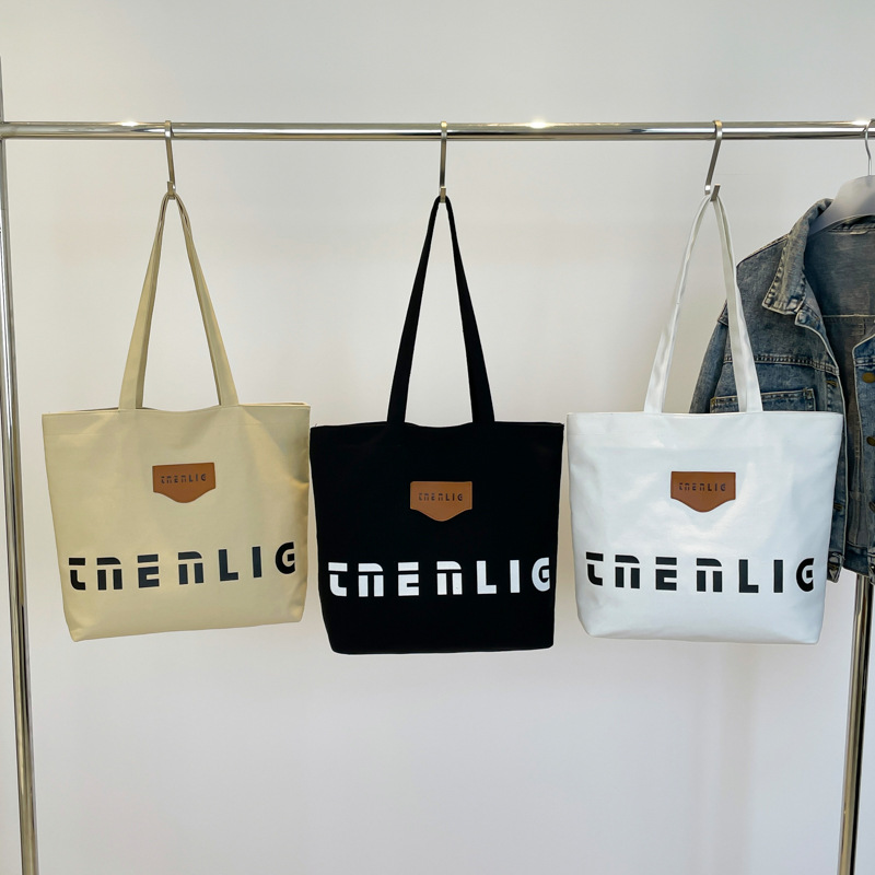 A large-capacity canvas bag for women's spring, a new 2025 casual single-shoulder tote bag for college students' commuting to class Application Scenario