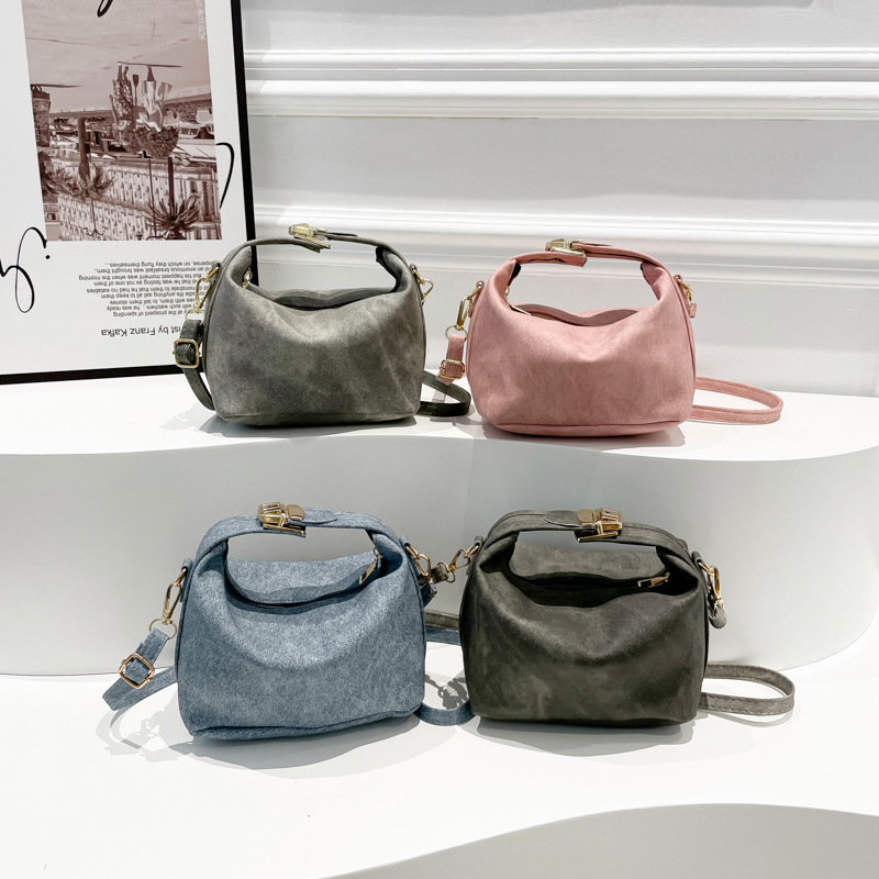 This year, the 2024 new style of Korean style versatile Instagram handbags, niche single-shoulder crossbody bags, and stylish small square bags are all popular Application Scenario