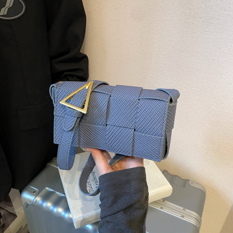 The niche design of the small square bag 2025 new style, trendy and individualistic spring, casual, fashionable and simple crossbody bag and single-shoulder bag full figure