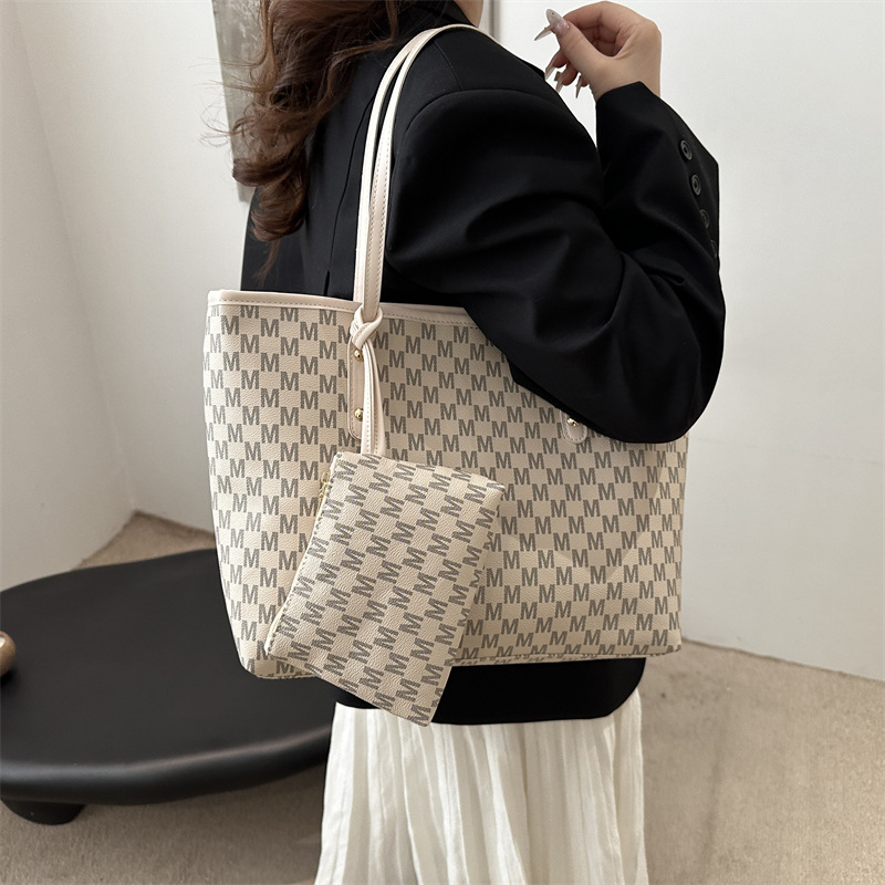 Relaxed and trendy mother-and-child bag 2025 New large-capacity letter printed office commuting bag, single-shoulder tote bag details Picture