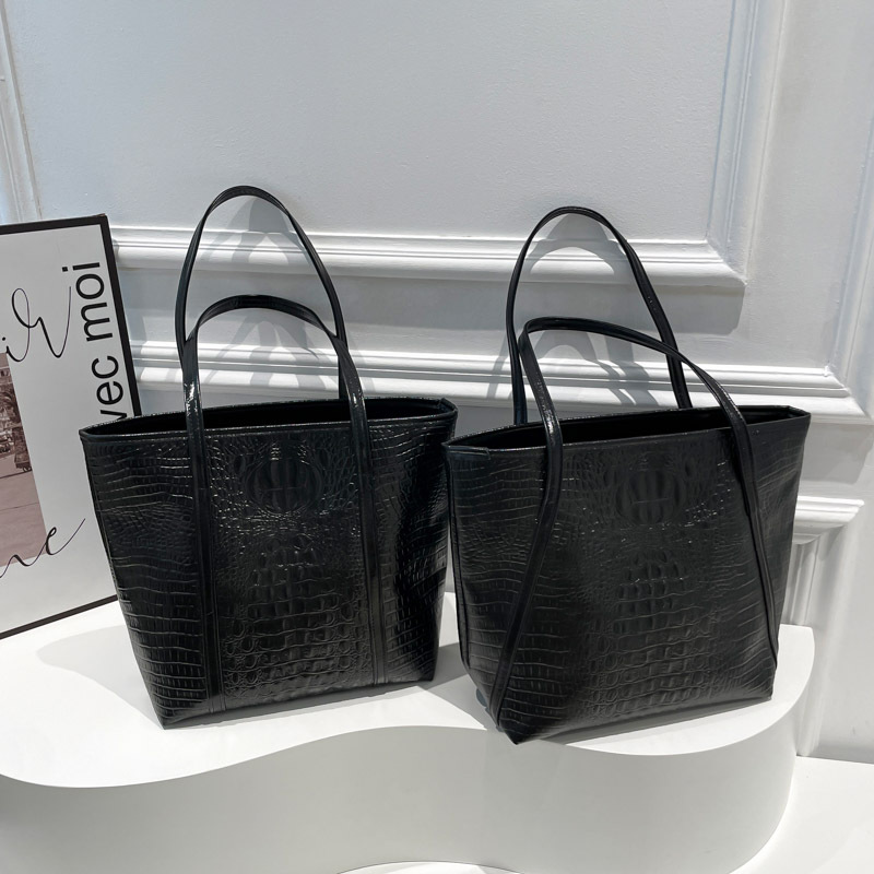 Korean women's bag 2025 New style simple and versatile crocodile pattern cross-border large bag, fashionable and casual hand-held shoulder bag Application Scenario