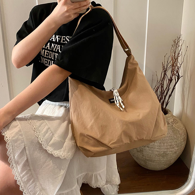 Cross-border 2025 Spring New retro large-capacity bag, niche design, simple commuting single-shoulder crossbody tote bag details Picture