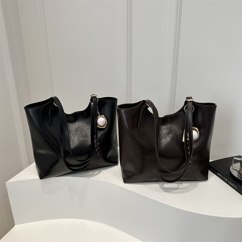 Commuting bag to work, tote bag, women's large-capacity bag, 2025 new style, college students' class niche single-shoulder bag, women's bag Application Scenario