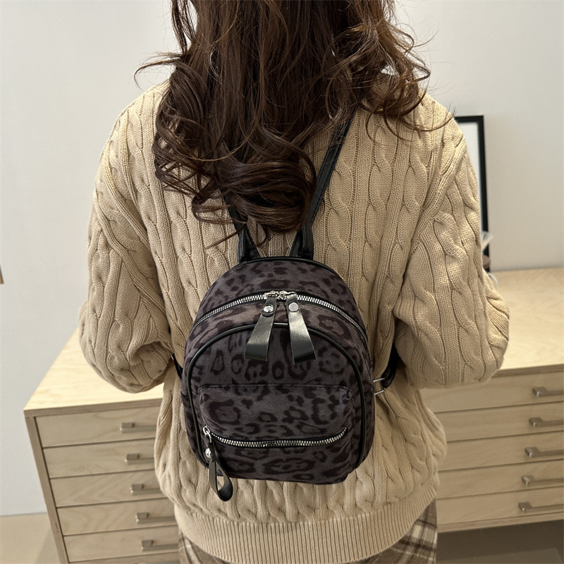 Retro leopard print backpack for women, 2024 new style, fashionable and versatile, student commuting crossbody bag, winter quality hand-held bag details Picture