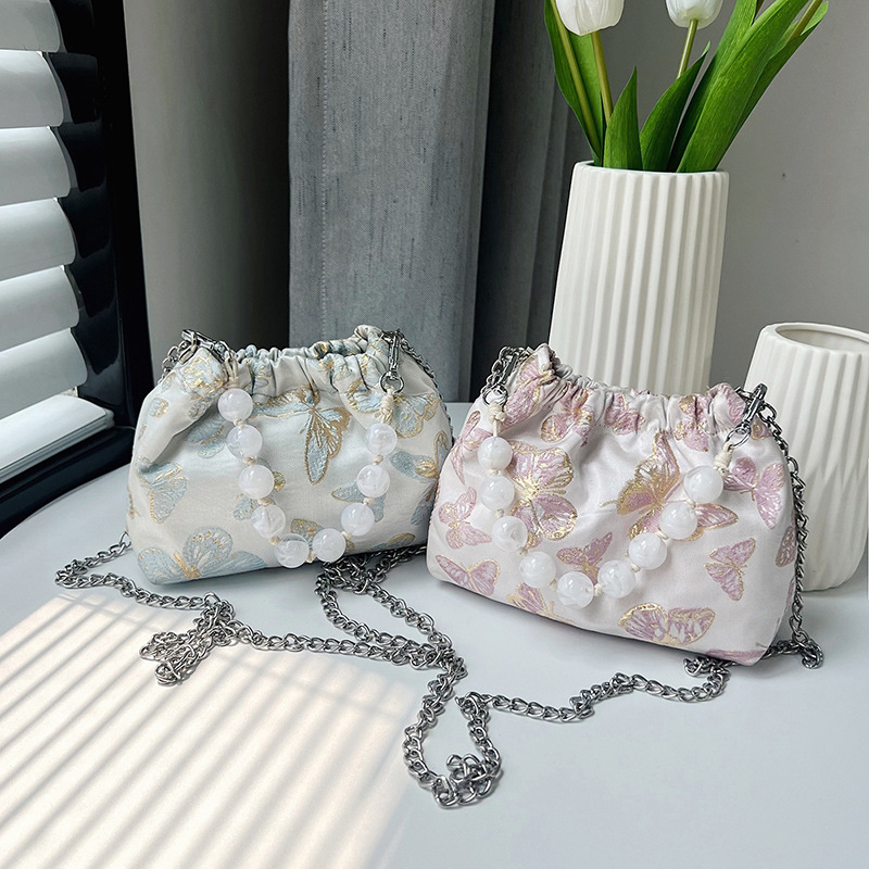 New Chinese-style hand-held crossbody small bag for women, 2025 new fashion chain single-shoulder underarm bag with Chinese embroidery Application Scenario