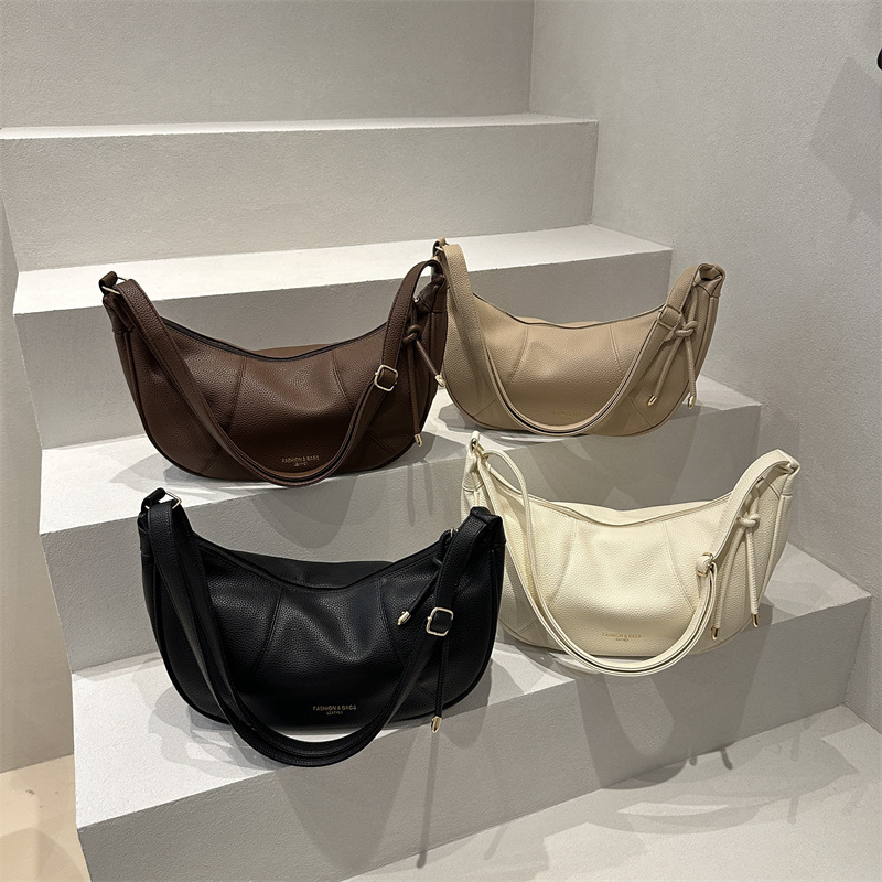 This crossbody bag is a solid-color one with a retro, fashionable and versatile design. It features a hand-held dumpling bag for women, a new Korean version single-shoulder bag Application Scenario