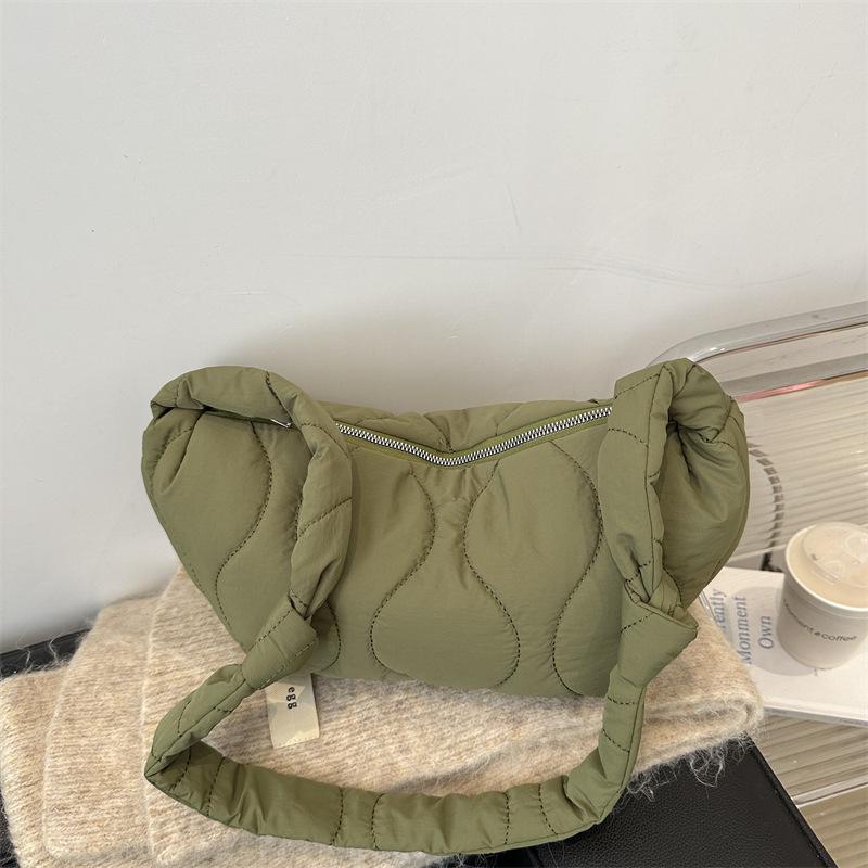 The new 2024 stylish and elegant single-shoulder crossbody bag features a solid color cotton jacket and a high-quality crossbody dumpling bag for women full figure