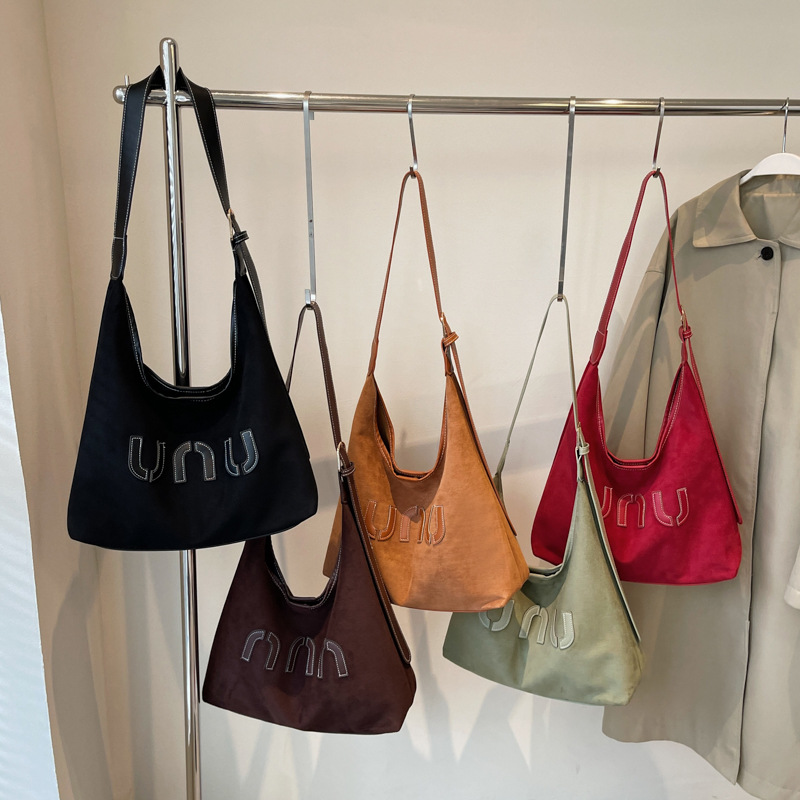 Cross-border matte retro bag, women's large-capacity 2024 new autumn and winter casual single-shoulder bag, women's commuter tote bag Application Scenario