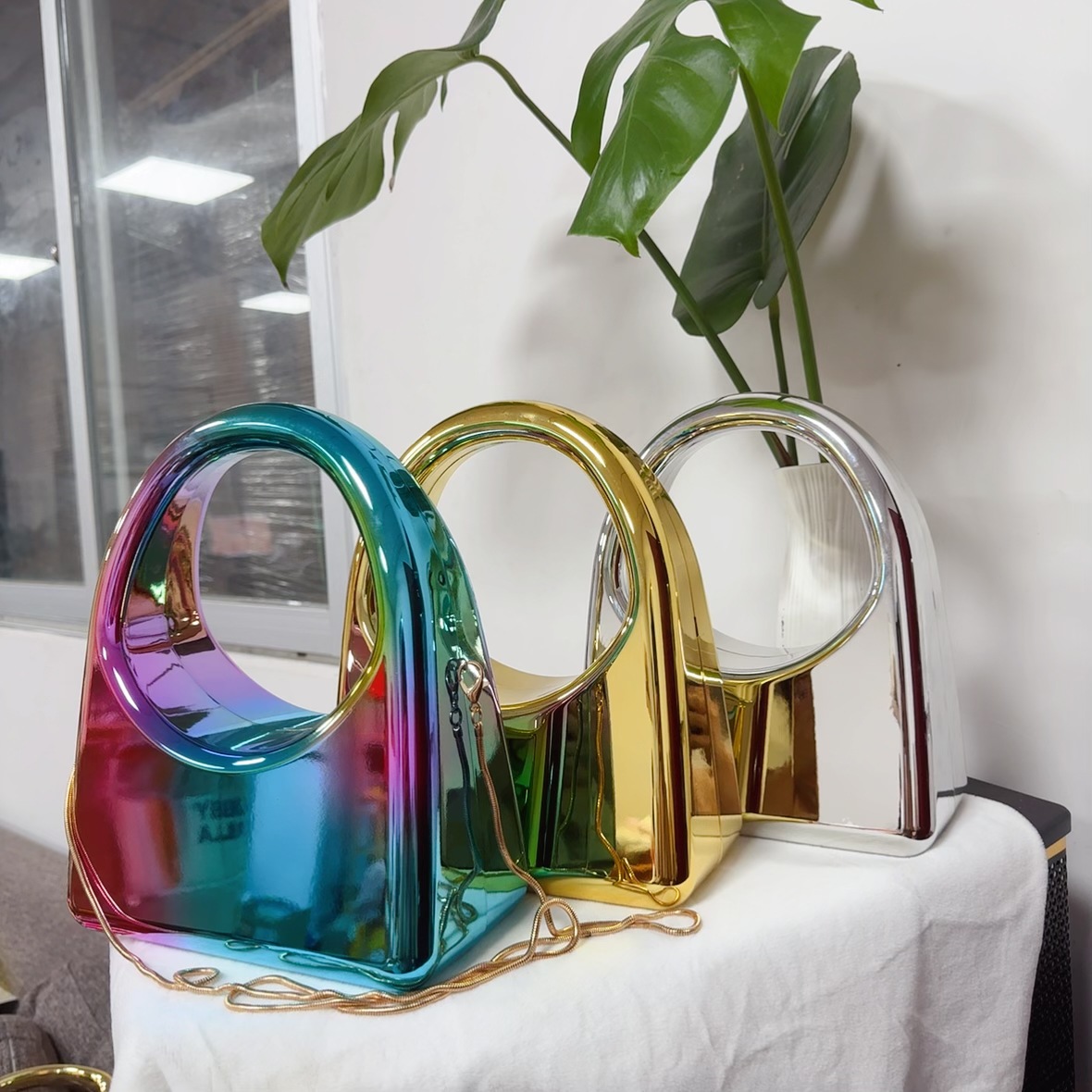 2025 New style European and American cross-border acrylic bag, fashionable and individual handbag, socialite dinner handbag details Picture