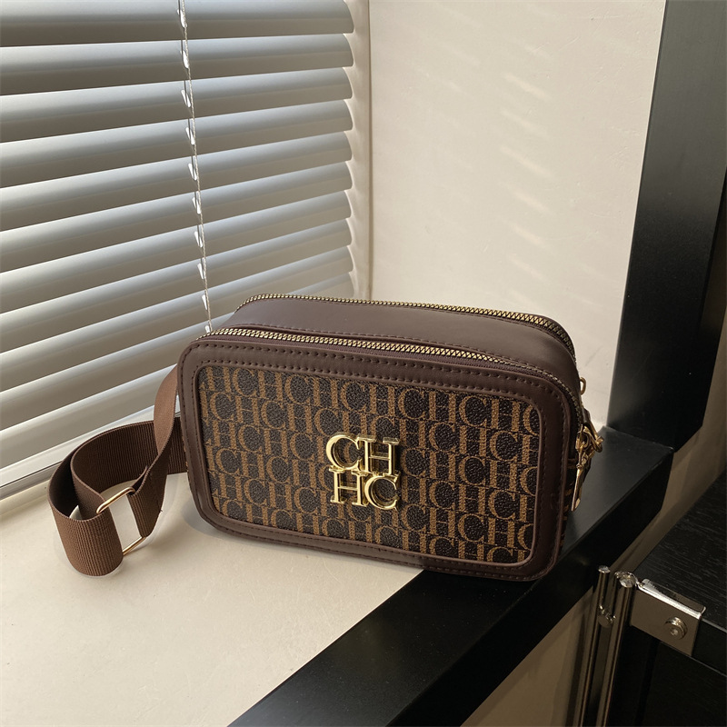 New 2025 Spring Fashion trend letter print small square bag, unique color contrast wide shoulder strap women's crossbody bag full figure