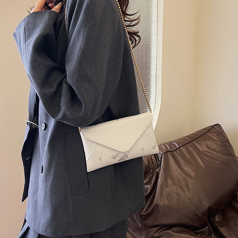 Cross-border women's 2024 New style fashionable chain bag, elegant printed envelope bag, trendy texture crossbody bag Specification drawing