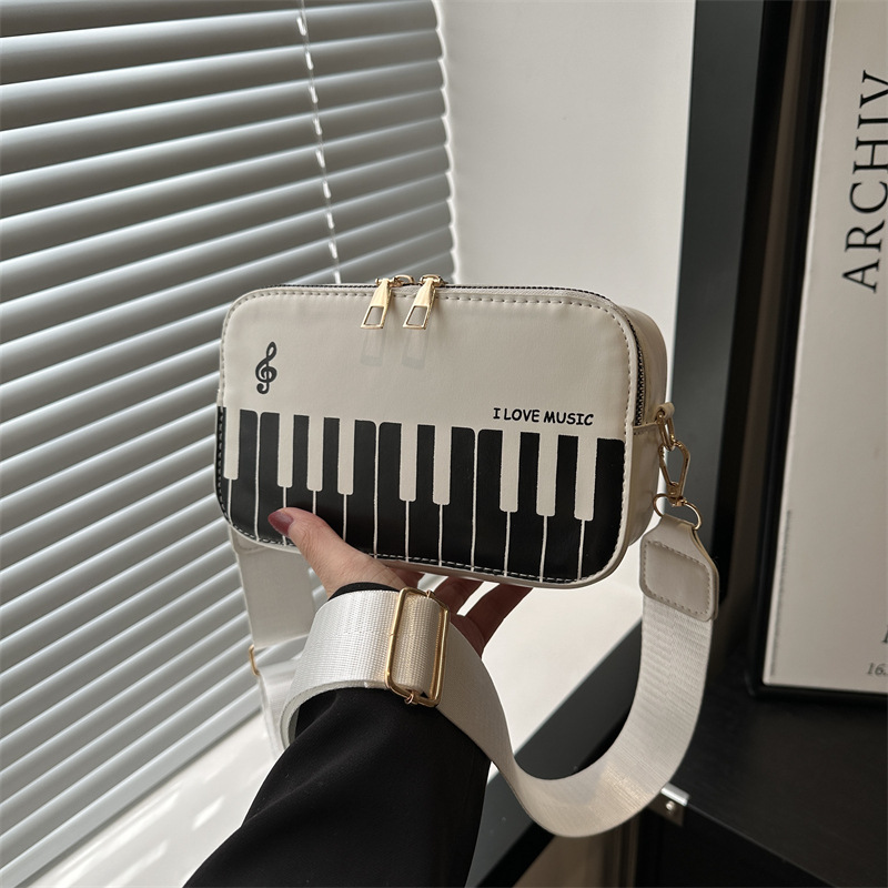 The new spring 2025 fashion color-blocking small square crossbody bag is a sweet and unique piano note single-shoulder bag for girls full figure