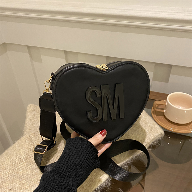 Spring 2025 new cross-border bag: European and American fashion trend letter solid color heart-shaped bag, trendy single-shoulder bag full figure