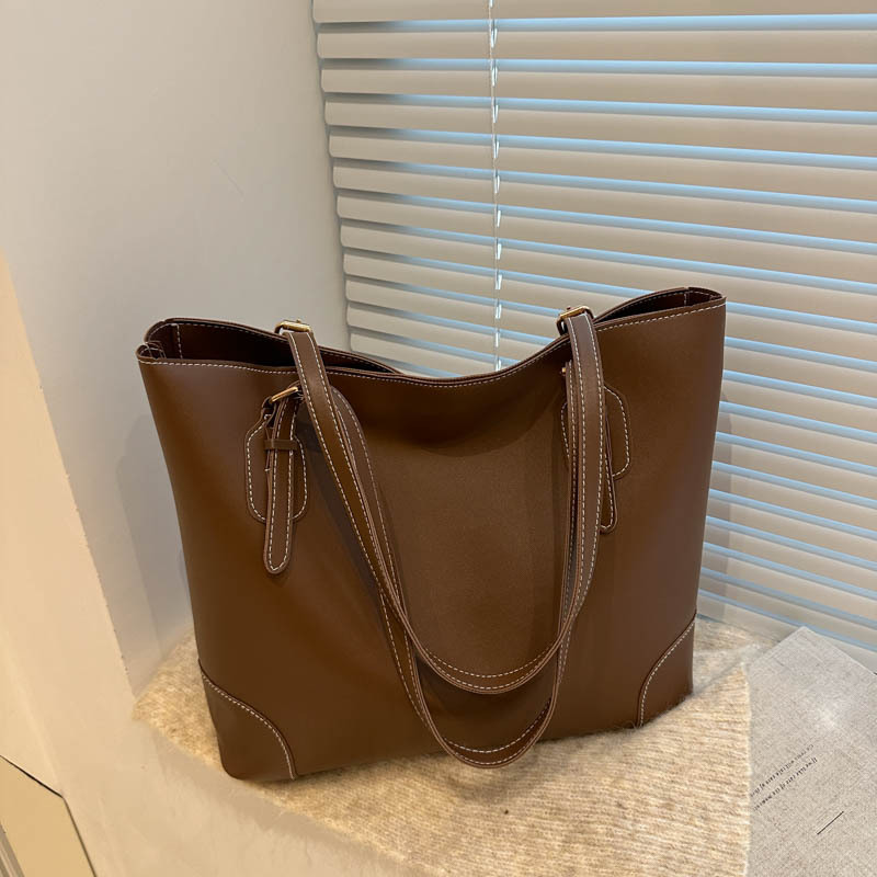 A niche design women's bag, 2024 new large-capacity bucket bag, a lady's quality commuting single-shoulder hand-carry underarm bag full figure