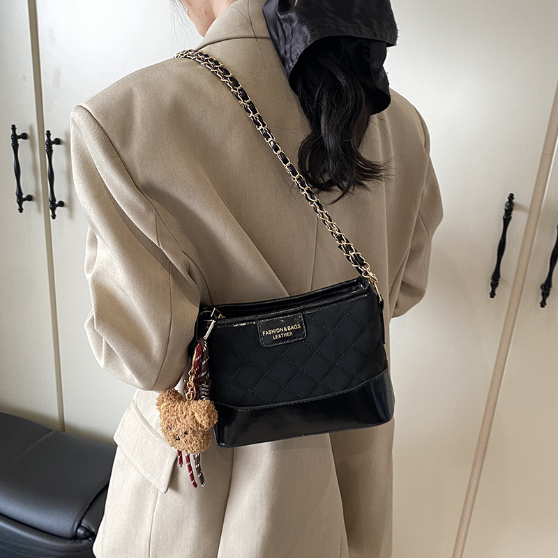 This year, the popular bags for women in 2025 are the new diamond-patterned embroidery single-shoulder bag, versatile and elegant crossbody bag, and bucket bag Specification drawing