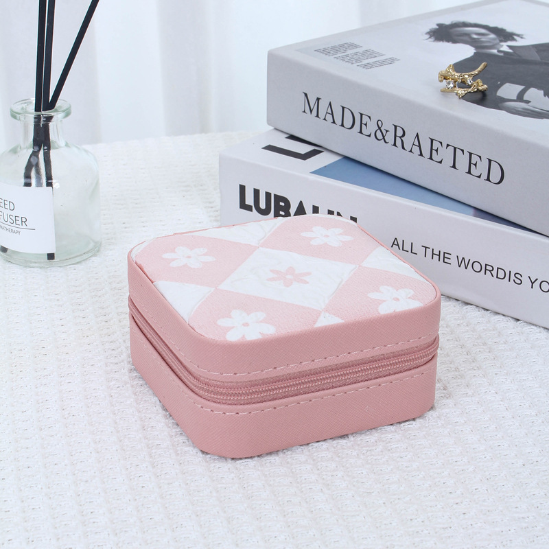 The new portable jewelry box exudes a sweet and high-end charm. It features jewelry, necklaces, rings, earrings, stud accessories, and is suitable for home storage and cross-border use details Picture