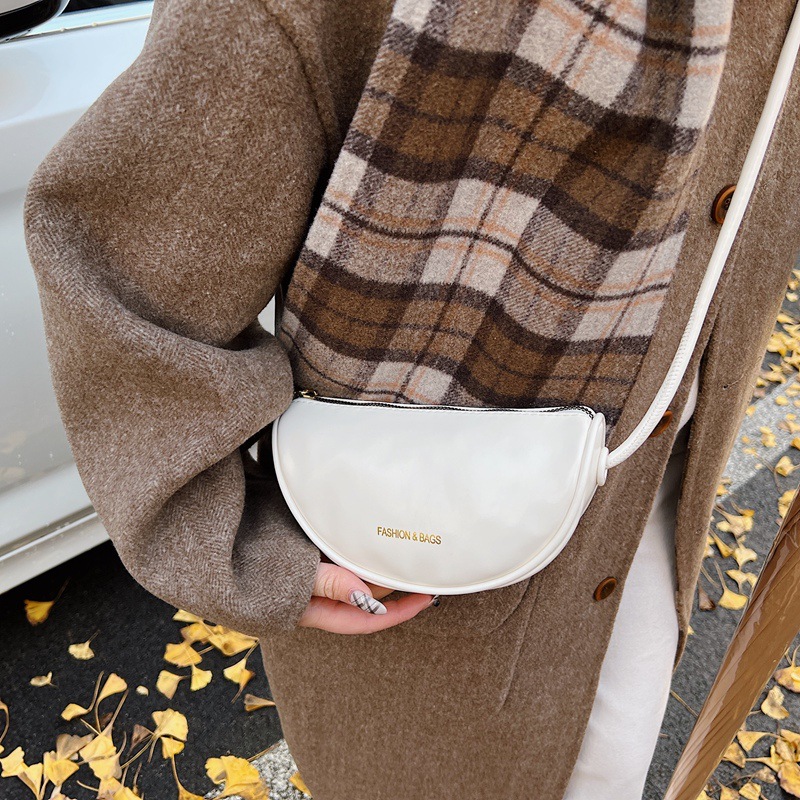 This year's popular handbags include women's retro crossbody bags, horn bags, and the new winter 2024 fashionable and simple single-shoulder bags details Picture