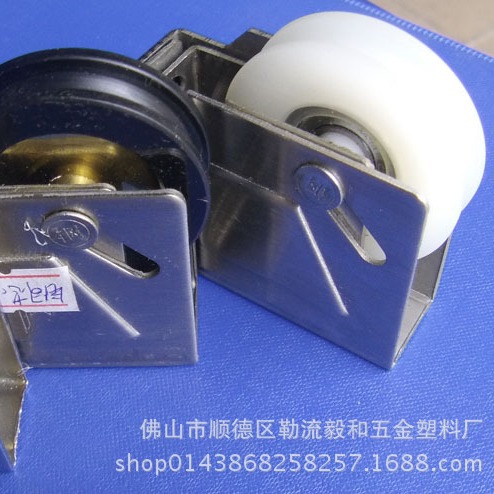 Foshan aluminum alloy accessories pulley sliding door hardware building materials stainless steel bearing pulley 902021 Application Scenario