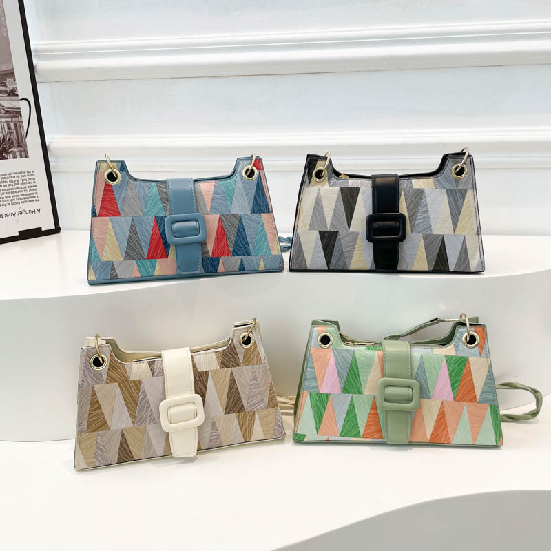 The 2025 new trendy color-blocking underarm bag for women's spring and summer, a casual and high-quality crossbody bag, and a stylish single-shoulder small square bag Application Scenario