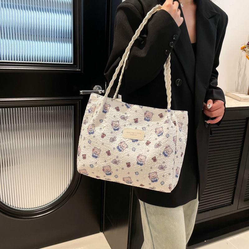 This is a new retro college style, versatile and large-capacity casual single-shoulder handbag for college students commuting to class in 2025 details Picture